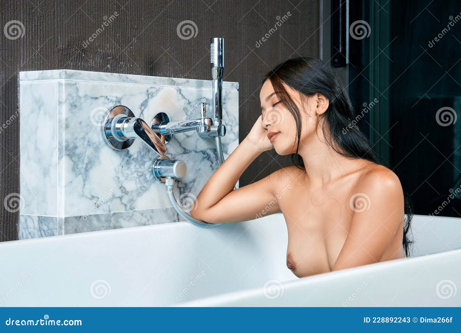 dana reza recommends Nude Woman In Bath