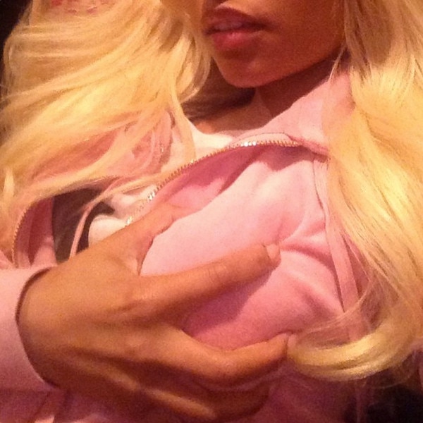 Nicki Minaj Playing With Her Boobs wit milfs