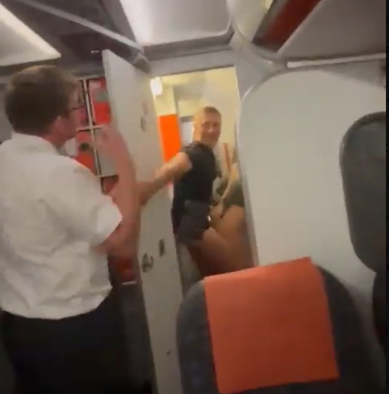 ashton stokes recommends Caught Having Sex On Airplane