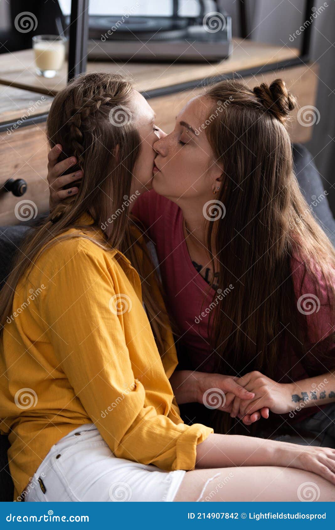 arpana chaudhari recommends Lesbians Kissing Images
