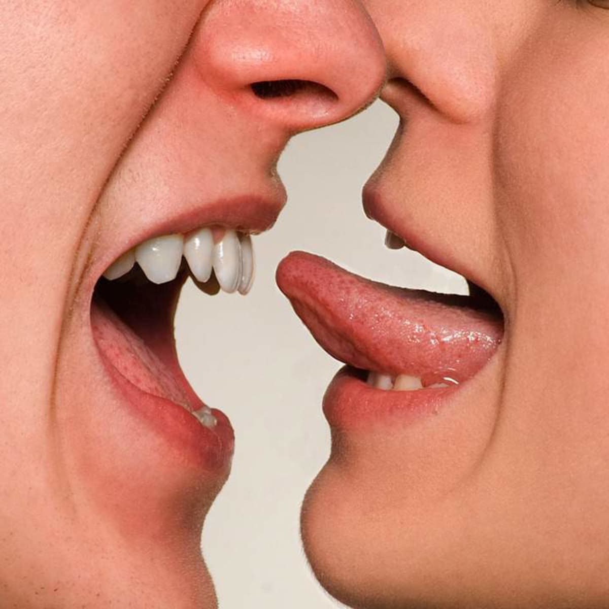 Close Up Tongue Kissing lindas tetas