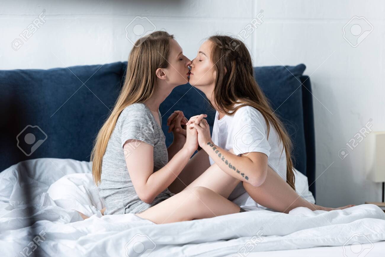 lesbians kissing images