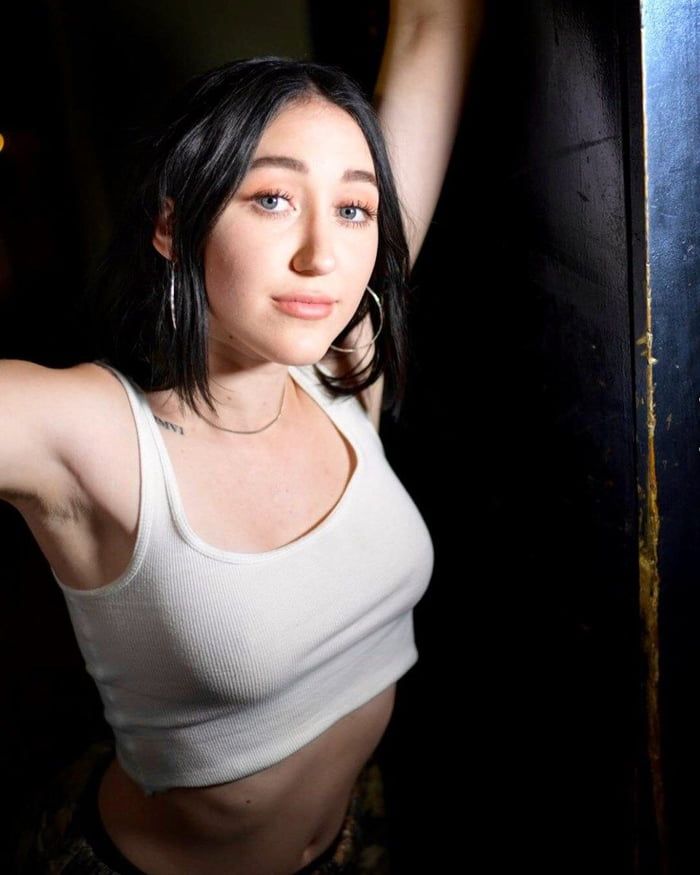 Noah Cyrus Sexy seduces her