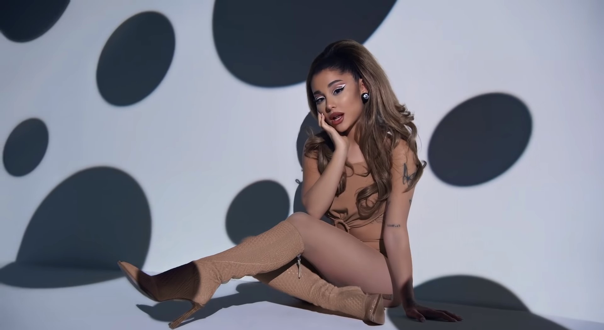 chelsea swanger recommends ariana grande sexiest video pic