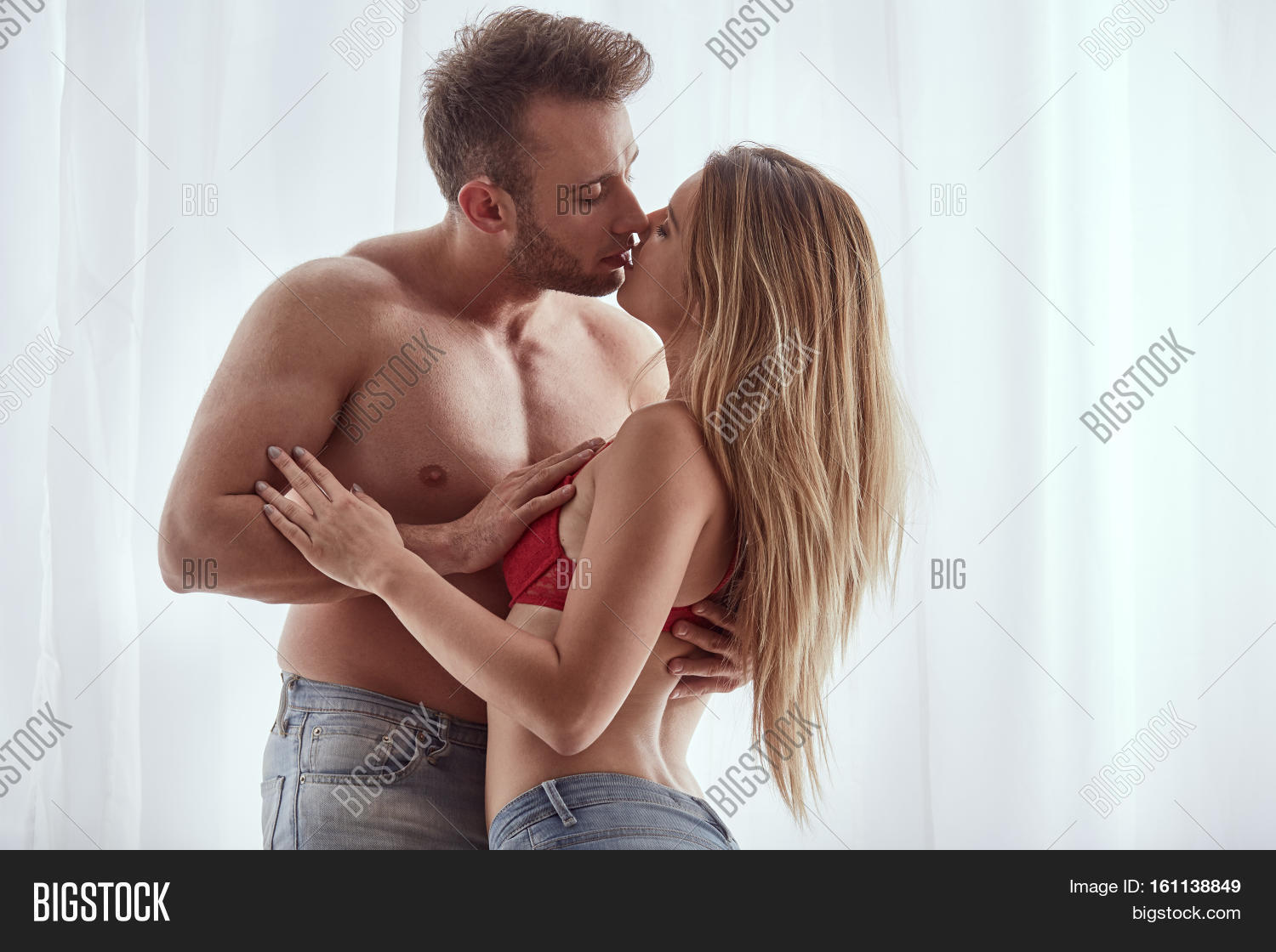 amanda janson recommends hot women kissing men pic