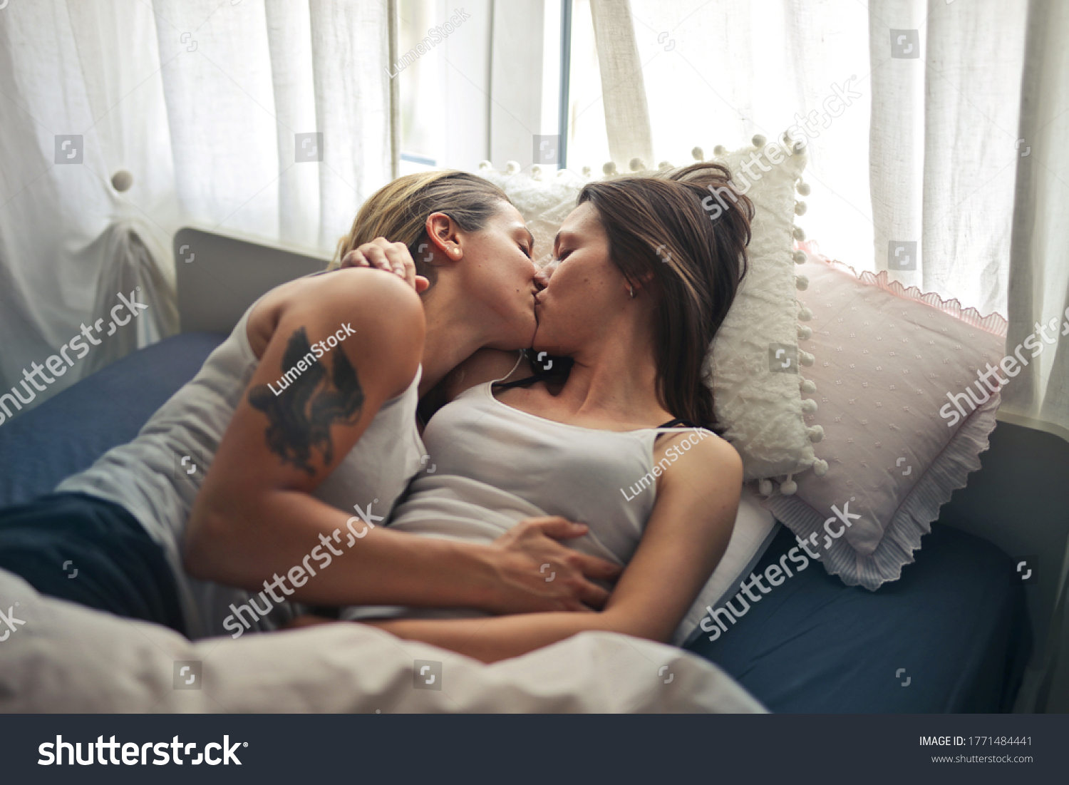 dodod deded add girls kissing in bed photo