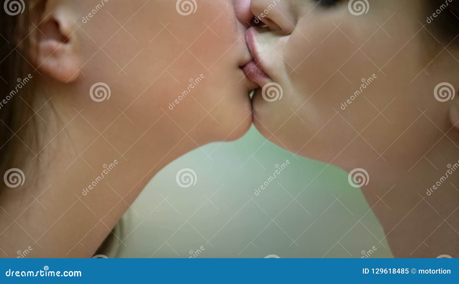 andy llewellyn recommends Passionate Lesbian Kissing