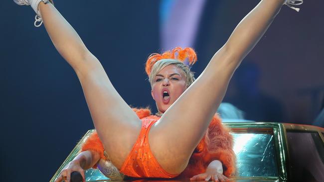 ann luddy recommends Miley Cyrus Legs Open