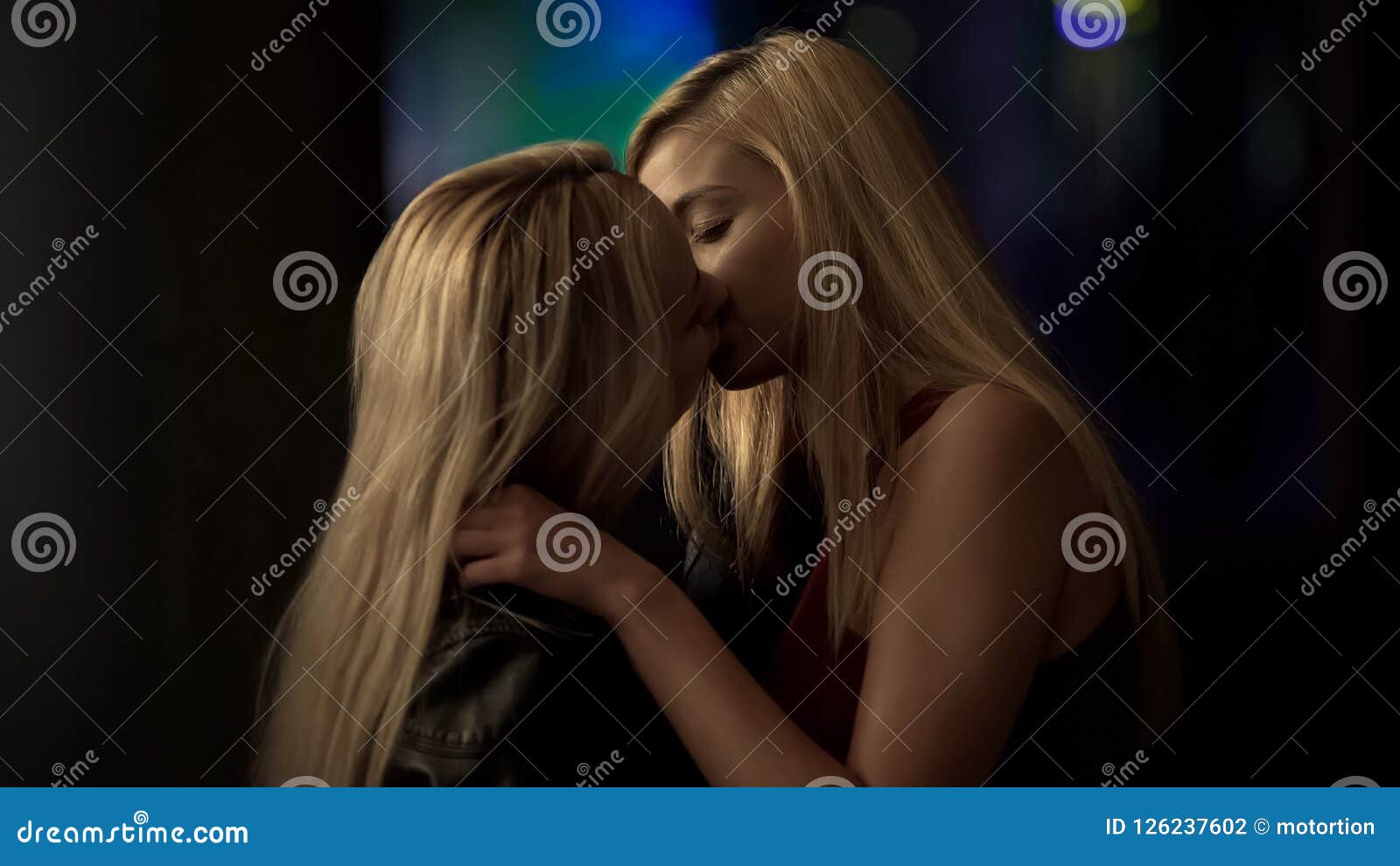 amanda bernardo recommends blonde lesbians making out pic