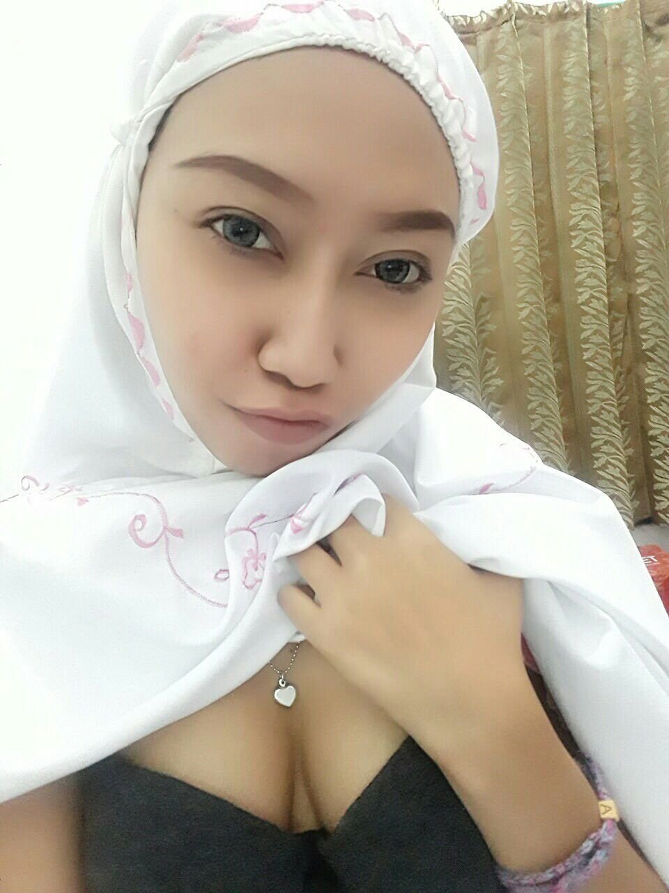 albert c lee recommends bokep tante jilbab pic
