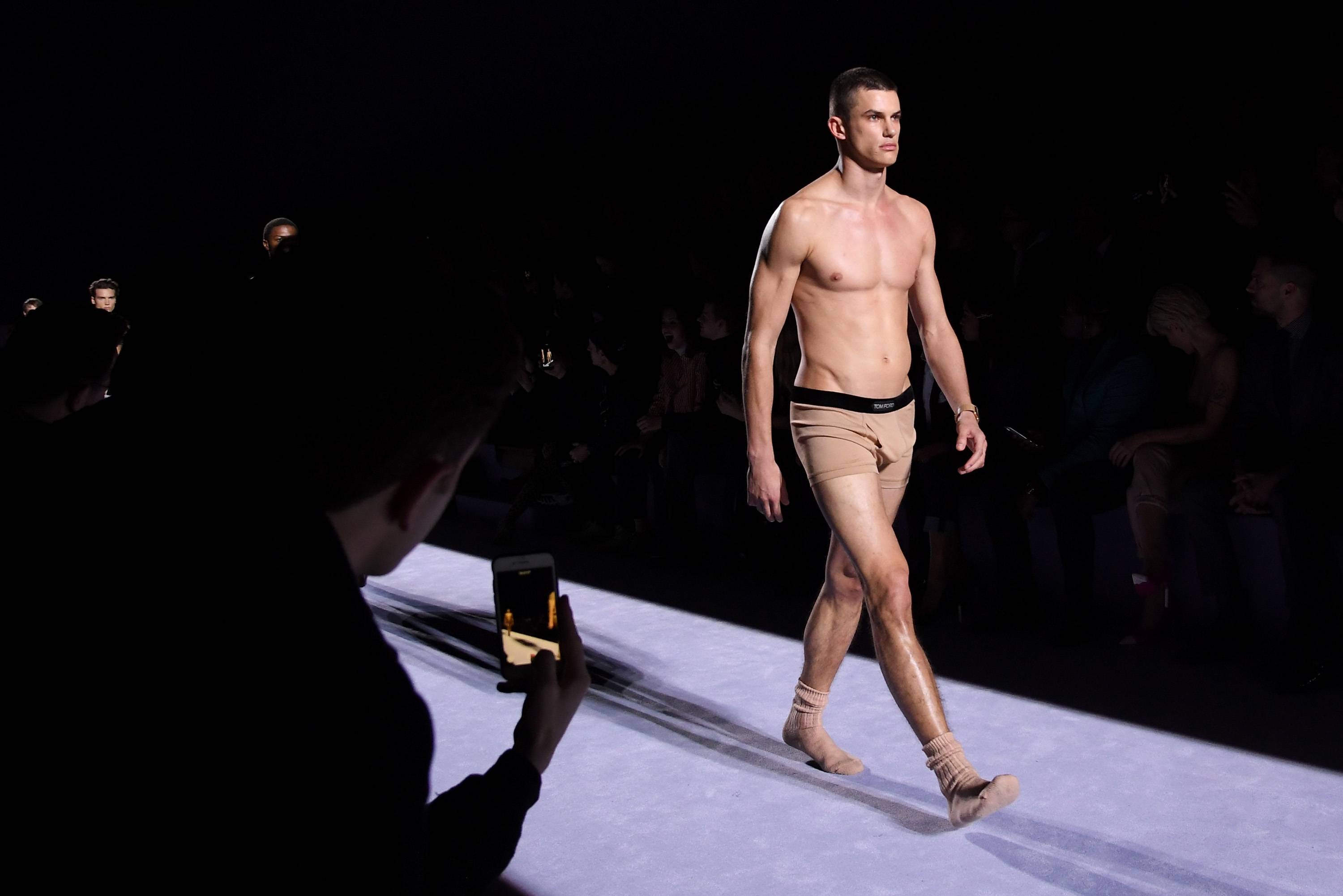 Nude Male Fashion Show schamlippen spreizen