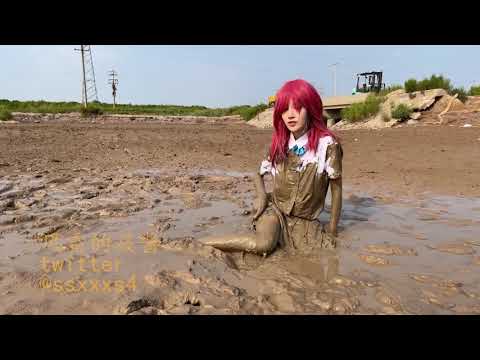 Girl Rolling In Mud tevl rjbjpvo