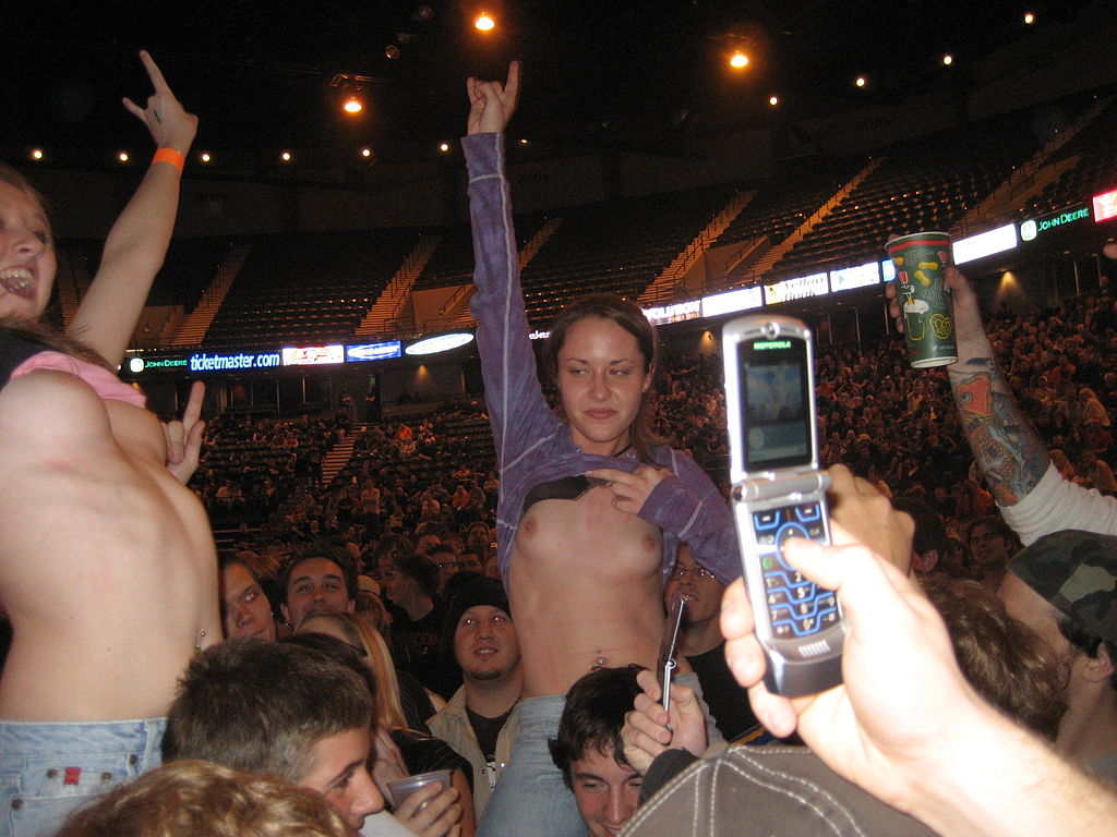 Girls Flashing Tits At Concerts french milf
