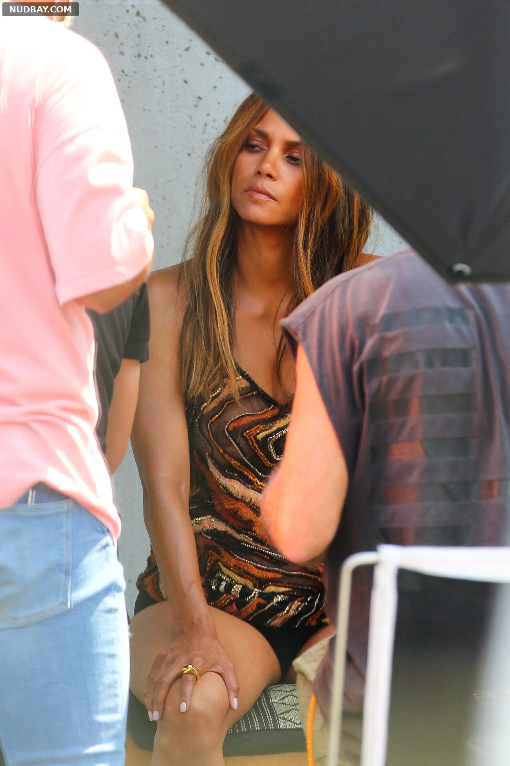 bris por recommends halle berry up skirt pic