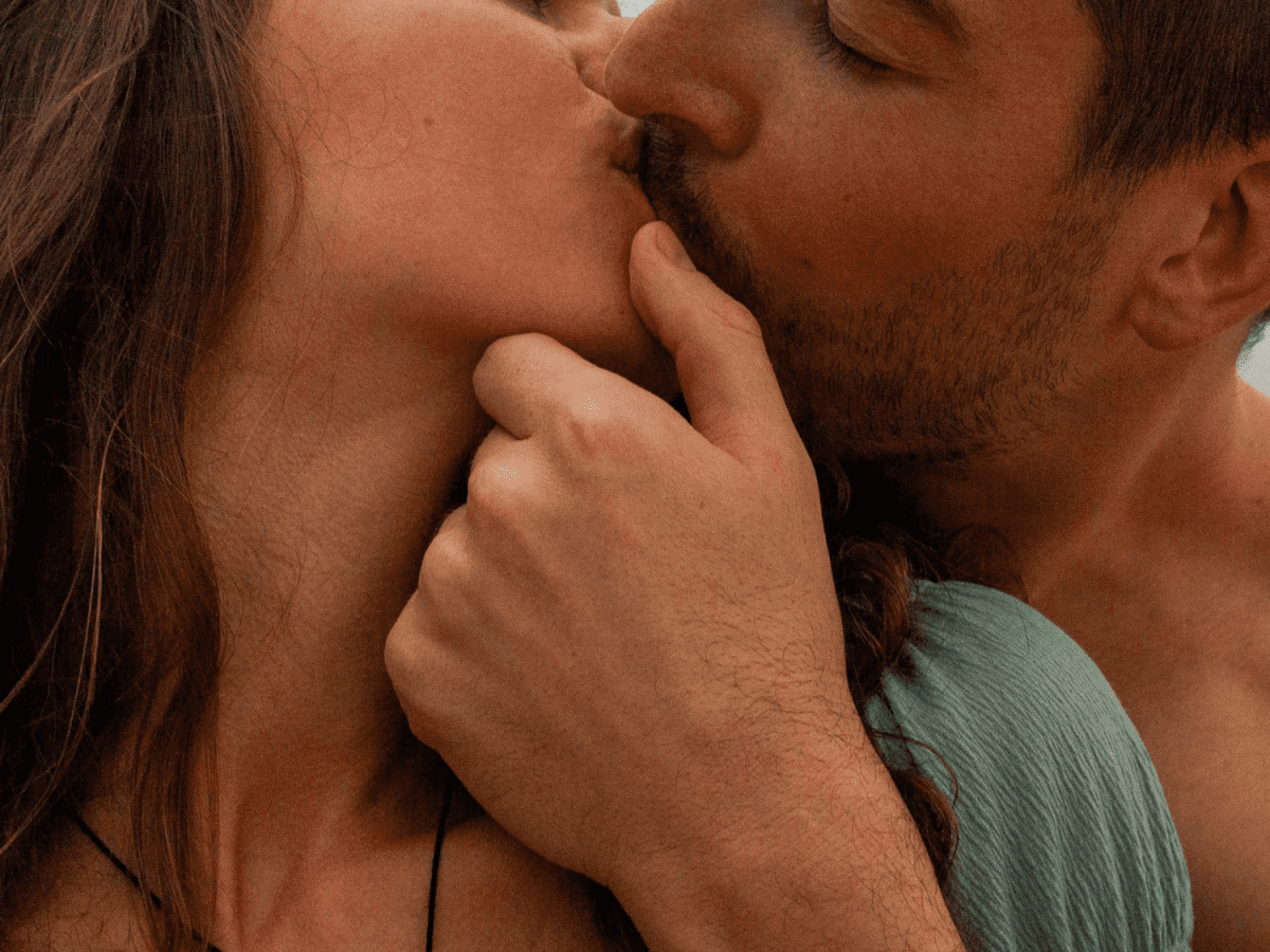 allan bruno recommends hot girl french kissing pic