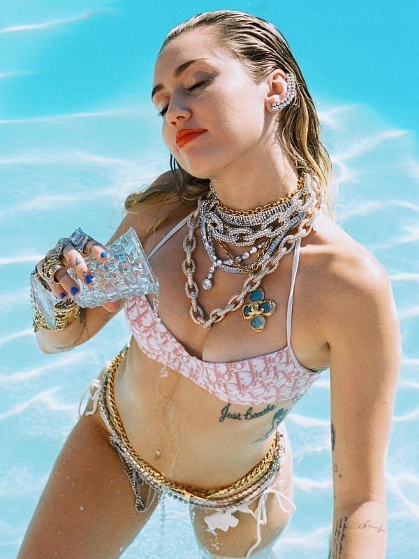 anna stormont add miley cyrus bathing suit photo