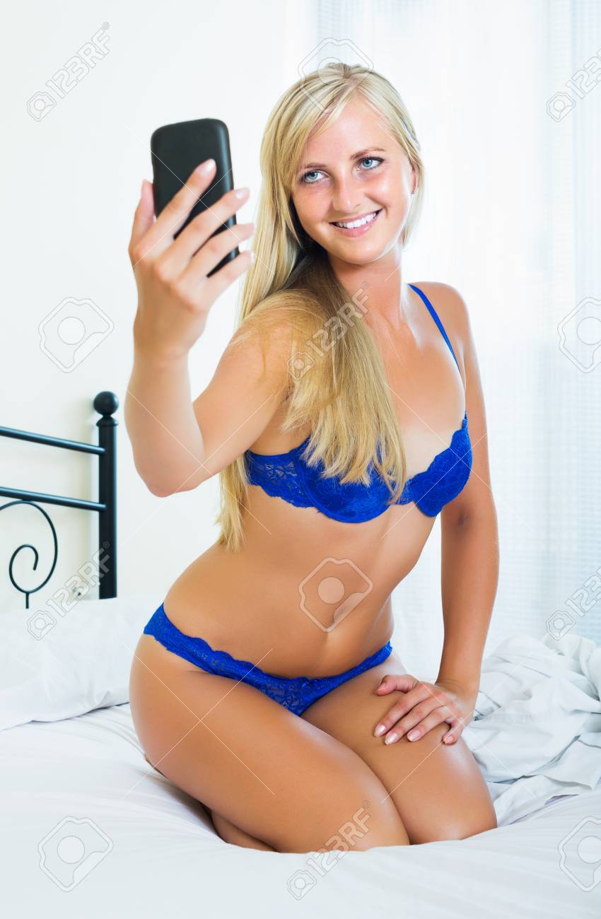 ahmed alramadhani add sexy blondie selfies photo
