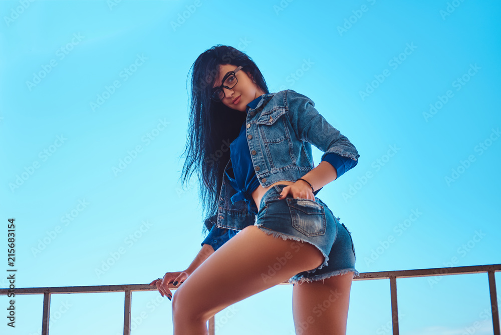 alex raidens add sexy girls wearing shorts photo