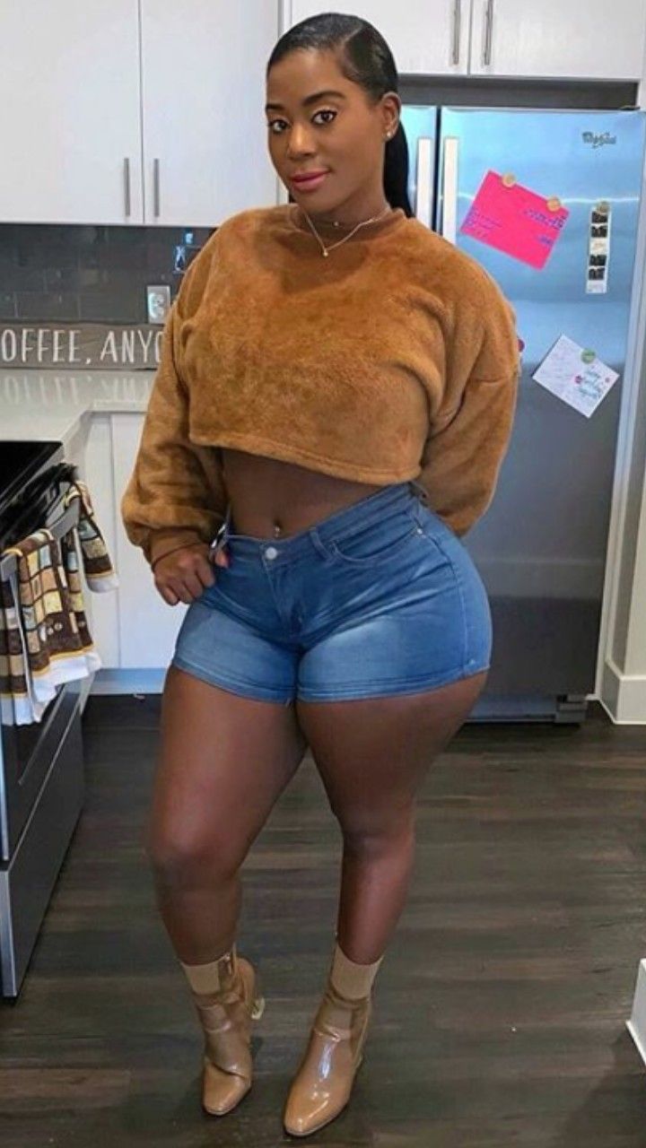 bella shakes share short with wide hips photos
