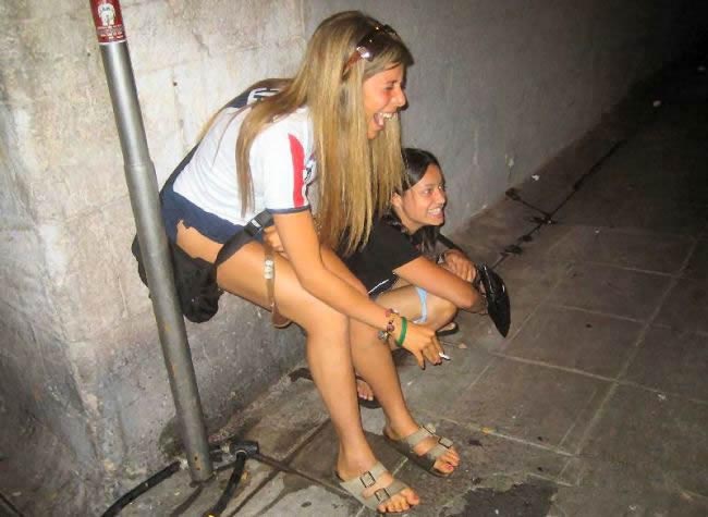 chamini kuruppuarachchi share women caught peeing outside photos